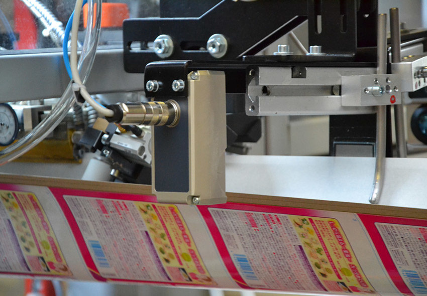Bedruckte Etiketten und Verpackungsmaterialien werden in einer SIRPAK®-Produktionslinie zu hochwertigen Verbundkanisterkörpern für die Verpackung von Konsumgütern verarbeitet.