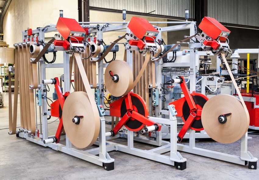 Automatisierte Fertigungslinie für Papierkerne und Papierrohre zur Verarbeitung von Papierrollen für hochwertige industrielle Wickelanwendungen.