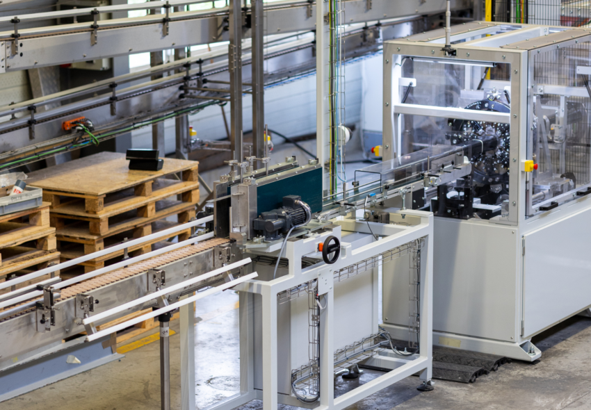 Industrielle Produktionsanlagen zur Herstellung von Behälterkörpern aus Verbundwerkstoffen, die automatisierte Handhabungs-, Förder- und Verarbeitungstechnik integrieren.
