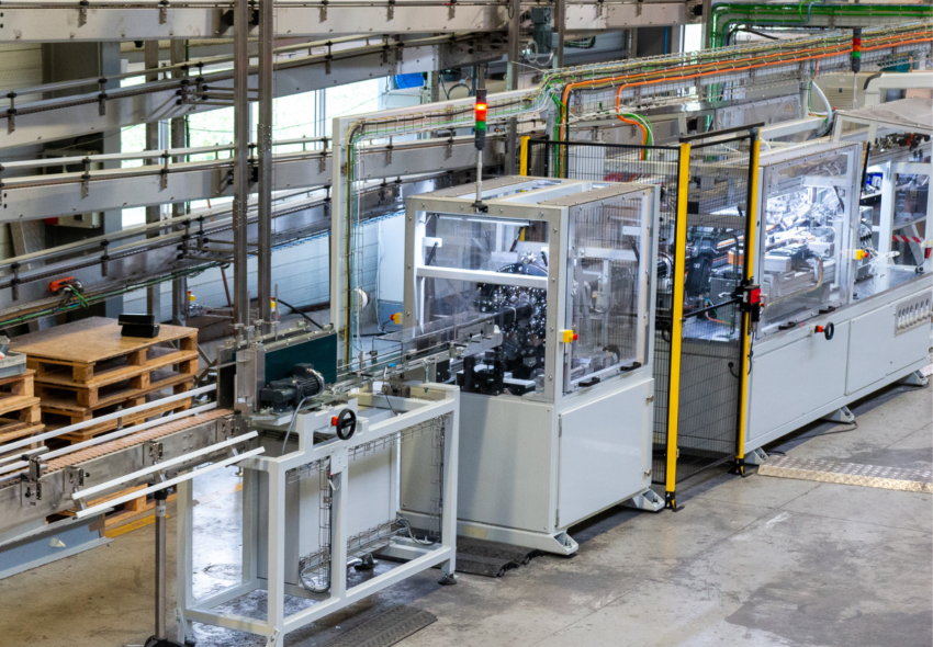 Industrielle Fertigungslinie zur kontinuierlichen Herstellung von Verbundkanisterkörpern für Anwendungen in den Bereichen Lebensmittel-, Konsumgüter- und Spezialverpackungen.