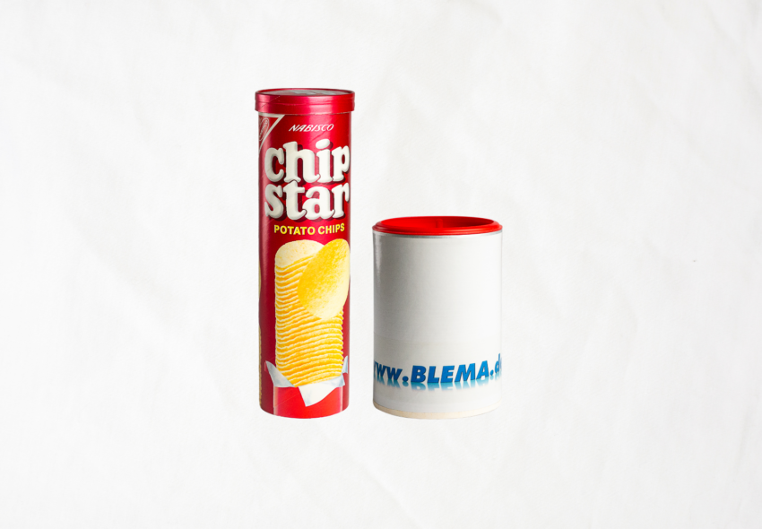 Runde Verbunddose mit aufgesetztem Deckel und fertig montiertem Verschluss, die Verpackungslösungen für Snacks, Lebensmittel und Konsumgüter präsentiert.