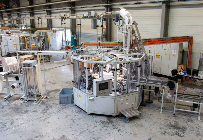 Industrielle Produktionslinie vom Typ PAKINA / MULTIPAK zur automatisierten Verschließung, Nahtbildung und Endbearbeitung von Verbunddosen, die für die Verpackung von Lebensmitteln und Konsumgütern verwendet werden.