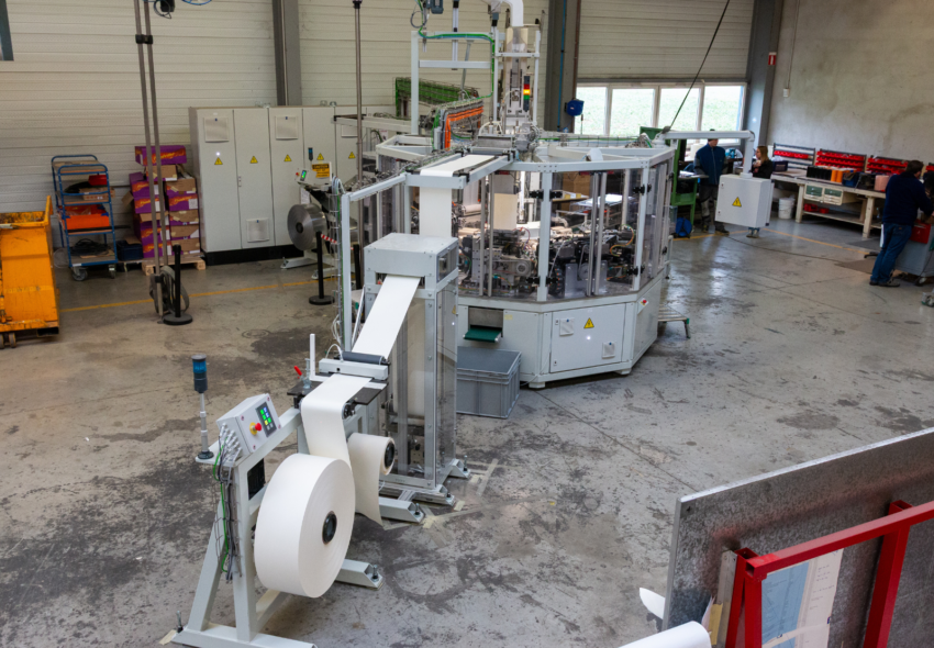 Industriemaschine für das schnelle Verschließen, Versiegeln und Veredeln von Verbunddosen, die eine effiziente Produktion und gleichbleibende Verpackungsqualität gewährleistet.