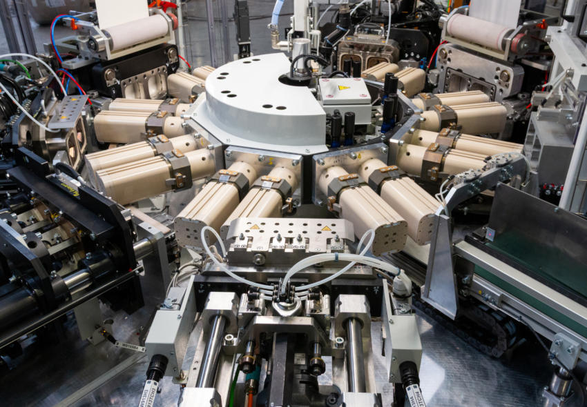 Hochgeschwindigkeits-Rotationsmaschine zum automatisierten Verschließen und Fertigstellen von Verbunddosen, die eine präzise Deckelplatzierung und gleichbleibende Verpackungsqualität gewährleistet.