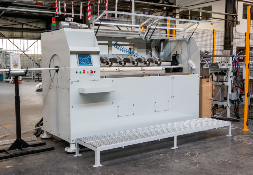 Automatisierte Maschine, die in der Endbearbeitungsphase der Herstellung von Papierkernen und Papierrohren zum Einsatz kommt und präzise Maße sowie eine gleichbleibende Produktqualität gewährleistet.