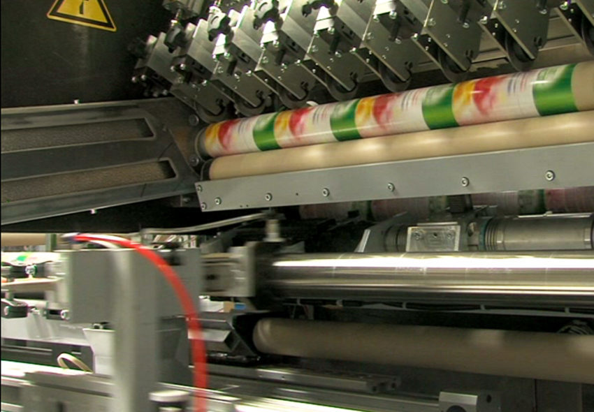 Hochgeschwindigkeits-Etikettiersystem zur Verarbeitung von bedrucktem Etikettenmaterial für die präzise Dekoration runder Verbunddosen im Durchlaufbetrieb.