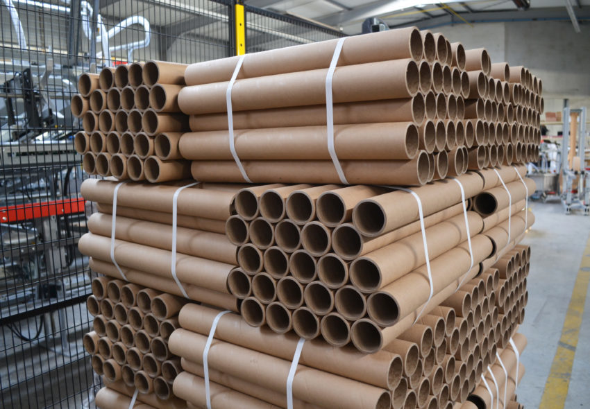 Große Mengen präzisionsgefertigter Papierrohre, gebündelt und palettiert für industrielle Wickel-, Verpackungs- und Weiterverarbeitungsanwendungen.