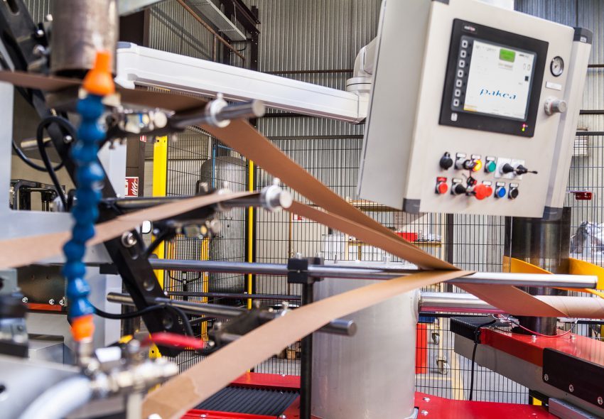 Automatisierte Produktionslinie mit Papierzuführsystemen, Prozesssteuerungstechnik und Präzisionswickeltechnik für Papierkerne und Papierrohre.