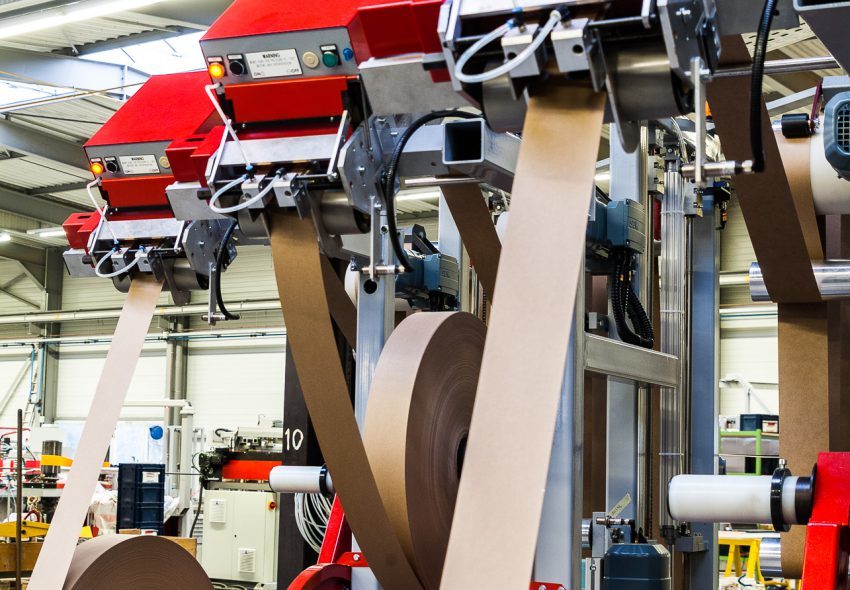 Industrielles Papierrollen-Zuführsystem zur Versorgung mit Papierbahnen für die Hochgeschwindigkeitsfertigung von Papierhülsen und Papierrohren.