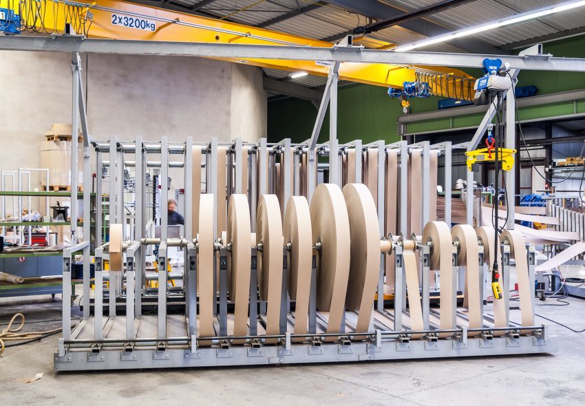 Lagersystem für Industriepapierrollen, das eine effiziente Materialversorgung für automatisierte Produktionslinien für Papierkerne und Papierhülsen gewährleistet.