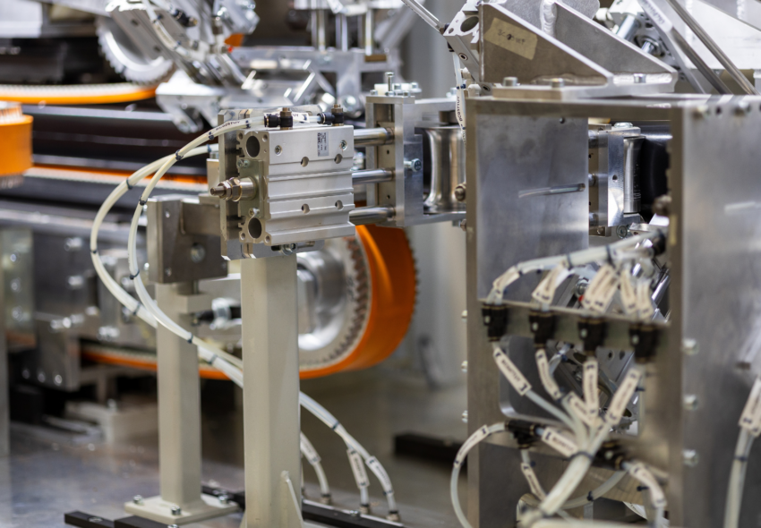 Moderne Produktionsanlagen für die automatisierte Fertigung von Verbundstoff-Kanisterkörpern mit hoher Präzision und gleichbleibender Qualität.