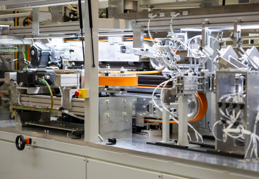 Hochleistungs-Fertigungslinie zur Herstellung von Kanisterkörpern aus Verbundwerkstoffen, die fortschrittliche Automatisierung, Materialverarbeitung und Präzisionsumformtechnik vereint.