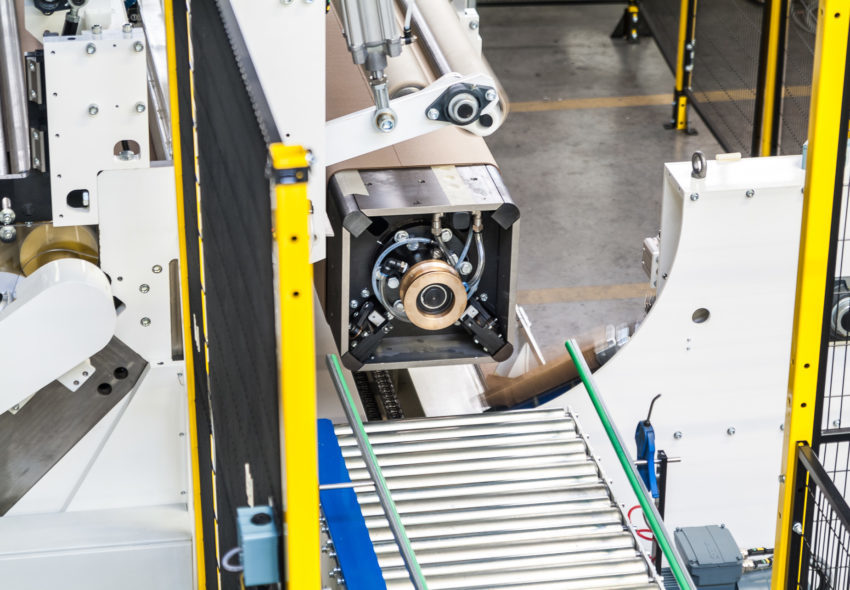 Industriemaschinen für die automatisierte Herstellung, den Transport und die Verarbeitung von Fasertrommeln, die in der Schüttgutverpackung zum Einsatz kommen.