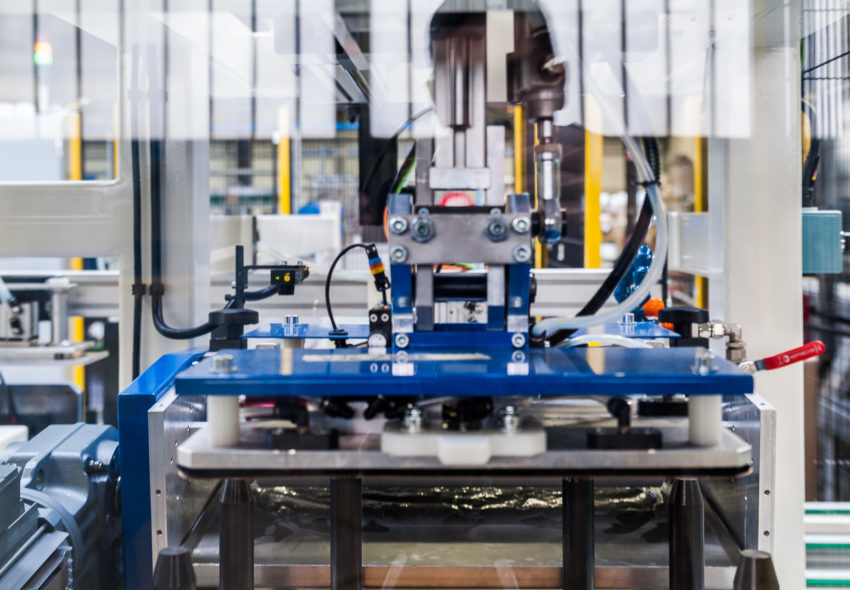 Industrielles Automatisierungssystem für die Montage und Bearbeitung von Fasertrommeln, das eine effiziente Fertigung und gleichbleibende Produktqualität gewährleistet.