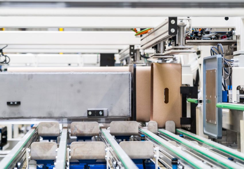 Industrielle Fertigungsanlagen zur Verarbeitung von Fasertrommeln in einer vollautomatisierten Produktionsumgebung für eine effiziente und gleichbleibende Produktion.