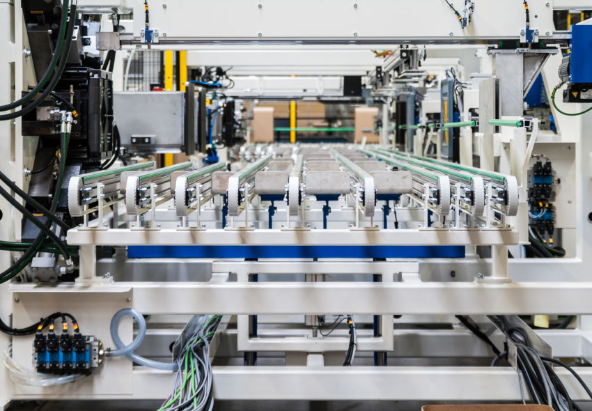 Produktionslinie für industrielle Fasertrommeln mit automatisierter Transport-, Positionierungs- und Verarbeitungstechnik für einen kontinuierlichen Fertigungsbetrieb.