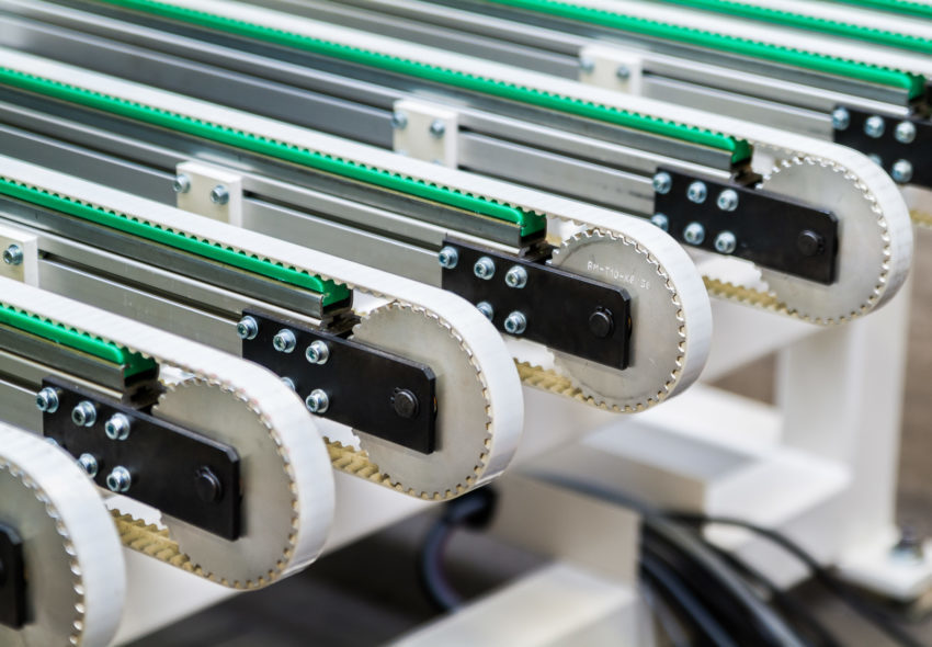 Industrielles Fördersystem, das eine präzise Bewegung und kontinuierliche Weiterverarbeitung von Fasertrommeln während des gesamten Herstellungsprozesses gewährleistet.