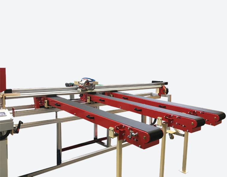 In eine Produktionslinie für Papierkantenschutz integriert, sorgt diese industrielle Förderanlage für einen effizienten Produkttransport und einen unterbrechungsfreien Produktionsablauf.